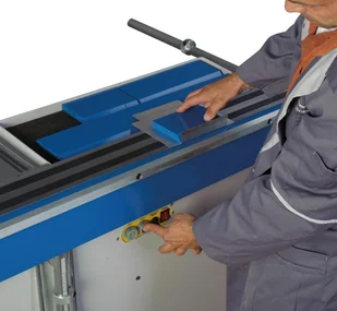 Metallkraft Magnetyczna zaginarka z pedałem MBM 1250 maks szerokość robocza 1250mm ciśnienie ustalające 6T - Giętarki - miniaturka - grafika 5