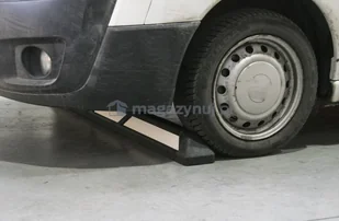 Gumowy ogranicznik parkingowy z białym odblaskiem (wym. 1670x145x120 mm) - Wyposażenie miejsc publicznych - miniaturka - grafika 3