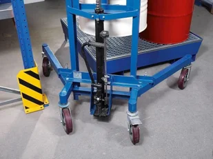 d 722 DENTA Dźwignik chwytak beczki stalowe 200l z wytł kraw.,podwozie przestawne podnoszenie 0-1060mm 72278434 78434-uniw - Wózki magazynowe - miniaturka - grafika 4