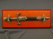 Repliki - broń - Denix SA REPLIKA SZTYLET RYSZARDA LWIE SERCE NA TABLO MODEL 4157NQ+TM+11G 4157NQ+TM+11G - miniaturka - grafika 1