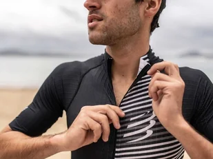 Compressport triathlonowa koszulka kompresyjna TRI POSTURAL SS TOP czarna - Koszulki sportowe męskie - miniaturka - grafika 12