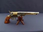 Repliki - broń - Denix SA REPLIKA REWOLWER KAWALERII USA, S.Colt NA STOJAKU MODEL 1040L+800 1040L+800 - miniaturka - grafika 1