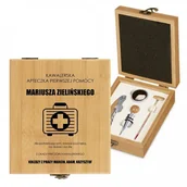 Gadżety dla niej i dla niego - Murrano Personalizowany Zestaw Akcesoriów Do Wina Apteczka Kawalerska ZDW1-026 - miniaturka - grafika 1