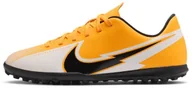 Piłka nożna - Nike Buty piłkarskie na sztuczną nawierzchnię typu turf dla małych/dużych dzieci Jr. Mercurial Vapor 13 Club TF - Pomarańczowy AT8177-801 - miniaturka - grafika 1