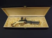 Repliki - broń - Denix SA REPLIKA W PUDEŁKU CZTEROLUFOWEGO PISTOLETU MODEL 1310+P02 1310+P02 - miniaturka - grafika 1