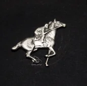 Akcesoria jeździeckie - WrÓbel Przypinka L SECRETARIAT - Wróbel - miniaturka - grafika 1