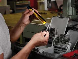 Brennenstuhl lampa inspekcyjna LED / poręczna lampa robocza LED (lampa biurkowa zasilana na baterie, z obrotowym klipsem z magnesem), żółty / czarny - Latarki - miniaturka - grafika 3