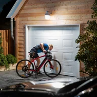 Żarówki LED - Philips żarówka LED E27 A60 czujnik 8W 2 700 K - miniaturka - grafika 1