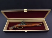 Repliki - broń - Denix SA REPLIKA BRYTYJSKI PISTOLET SKAŁKOWY W PUDEŁKU MODEL 1196L+P01 1196L+P01 - miniaturka - grafika 1