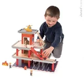 Tory, garaże, parkingi - janod Remiza garaż drewniany z 10 akcesoriami - REMIZA GARAŻ - miniaturka - grafika 1