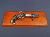 Repliki - broń - Denix SA REPLIKA TRZY LUFOWY PISTOLET NA TABLO MODEL 1306+TM+11G 1306+TM+11G - miniaturka - grafika 1