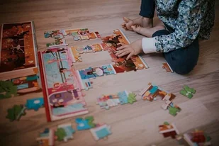Janod Dzieci Puzzle Dance Academy 100 sztuk gry edukacyjne umiejętności motoryczne i koncentracja etui z uchwytem wykonane we Francji i certyfikowane przez FSC-zielone atramenty od 6 lat, J02616 J02616 - Puzzle - miniaturka - grafika 10