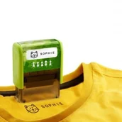 Pieczątki - Trodat Pieczątka do znakowania ubrań 8911 NIE-ZGUB MI-SIĘ z taśmą do naprasowania (plaster do pięczatki trzeba wykonać osobno) /175421/ UN282 - miniaturka - grafika 1