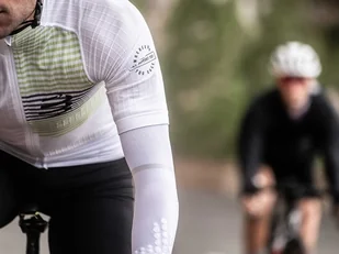 Compressport rękawki kompresyjne ARMFORCE ULTRALIGHT białe - Pozostały sprzęt i akcesoria do ćwiczeń - miniaturka - grafika 3