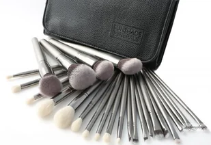 LancrOne SUNSHADE MINERALS - Zestaw 25 srebrnych pędzli do makijażu + etui LANM2PMET - Pędzle do makijażu LancrOne SUNSHADE MINERALS - Zestaw 25 srebrnych pędzli do makijażu + etui LANM2PMET - Pędzle do makijażu - miniaturka - grafika 1
