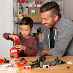 Spin Master Spin Zestaw do składania Wóz strażacki Fire Engine światła i dźwięk 6028420 - Klocki - miniaturka - grafika 11