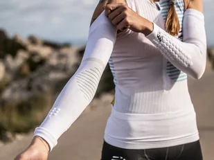 Compressport rękawki kompresyjne ARMFORCE ULTRALIGHT białe - Pozostały sprzęt i akcesoria do ćwiczeń - miniaturka - grafika 4