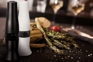 Kyocera Elektryczny ceramiczny młynek do przypraw Czarny CME-50BK - Młynki do soli i pieprzu - miniaturka - grafika 6