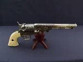Repliki - broń - Denix SA REPLIKA REWOLWER KAWALERII USA, S.Colt NA STOJAKU MODEL 1040B+800 1040B+800 - miniaturka - grafika 1