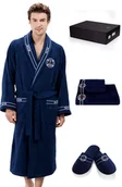 Szlafroki męskie - Soft Cotton Męski szlafrok MARINE MAN w ozdobnym opakowaniu + ręcznik + kapcie Ciemnoniebieski S + kapcie (40/42) + ręcznik + box 20351set - miniaturka - grafika 1