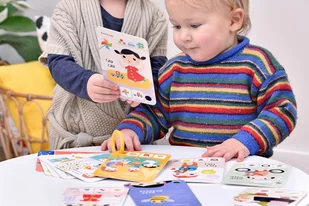 CzuCzu Książeczka obserwacyjna. Mój rok - Zabawki interaktywne dla dzieci - miniaturka - grafika 3