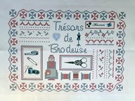 Akcesoria i części do maszyn do szycia - La Boîte  Broder La Boîte  Broder COU050RBMB Coupon z nadrukiem"Trésor de Brodeuses" (skarb naklejki), len/Métis, czerwony/niebieski/biały COU050RBMB - miniaturka - grafika 1