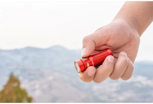 Olight Latarka akumulatorowa Baton 3 Premium Edition Red 1200 lumenów z bezprzewodowym etui ładującym - Latarki - miniaturka - grafika 16