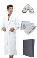 Szlafroki męskie - Soft Cotton Męski szlafrok SEHZADE w ozdobnym opakowaniu + ręcznik + kapcie M + kapcie (40/42) + ręcznik + box Biały / srebrny haft 2828_set3 - miniaturka - grafika 1