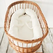 Łóżeczka i kojce - Hi Little One Oddychający wiklinowy kosz Mojżesza dla Noworodka ze stelażem Organic + ochraniacz 5903684202195 - miniaturka - grafika 1
